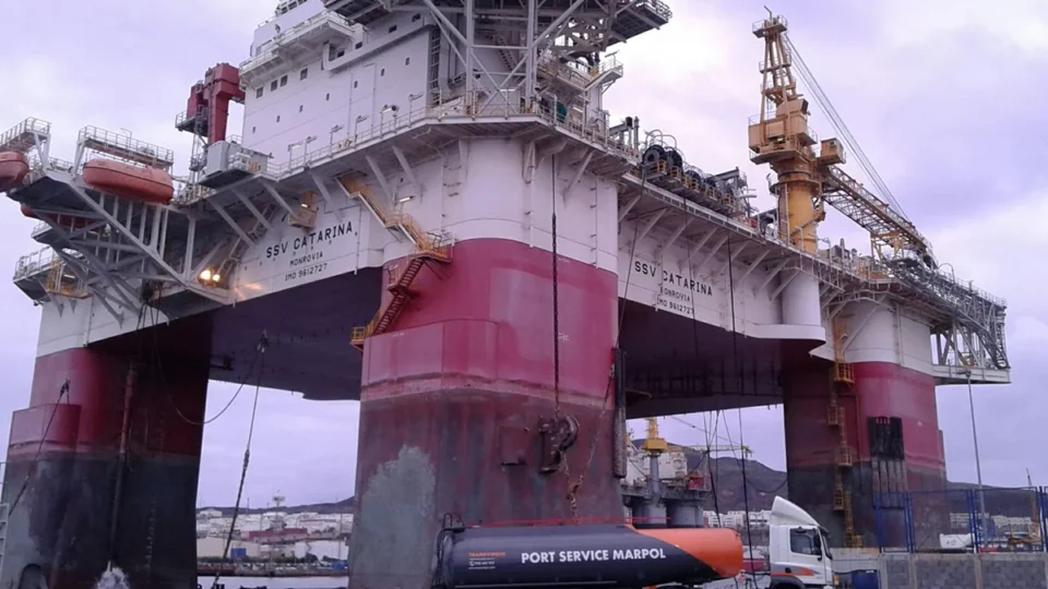 Uno de los vehículos de nuestra flota realizando trabajos de MARPOL y Debunkering