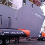 Uno de los vehículos de nuestra flota realizando trabajos de MARPOL y Debunkering