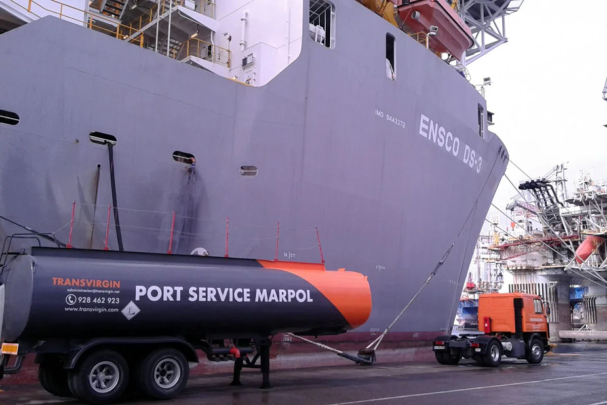 Uno de los vehículos de nuestra flota realizando trabajos de MARPOL y Debunkering