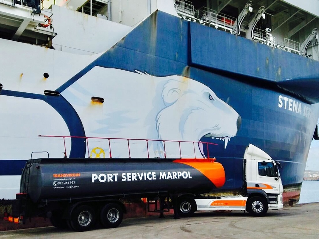 Uno de los vehículos de nuestra flota realizando trabajos de MARPOL y Debunkering