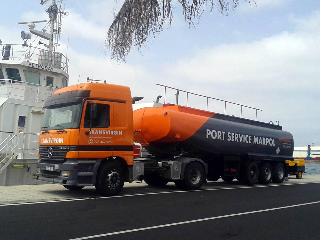 Uno de los vehículos de nuestra flota realizando trabajos de MARPOL y Debunkering