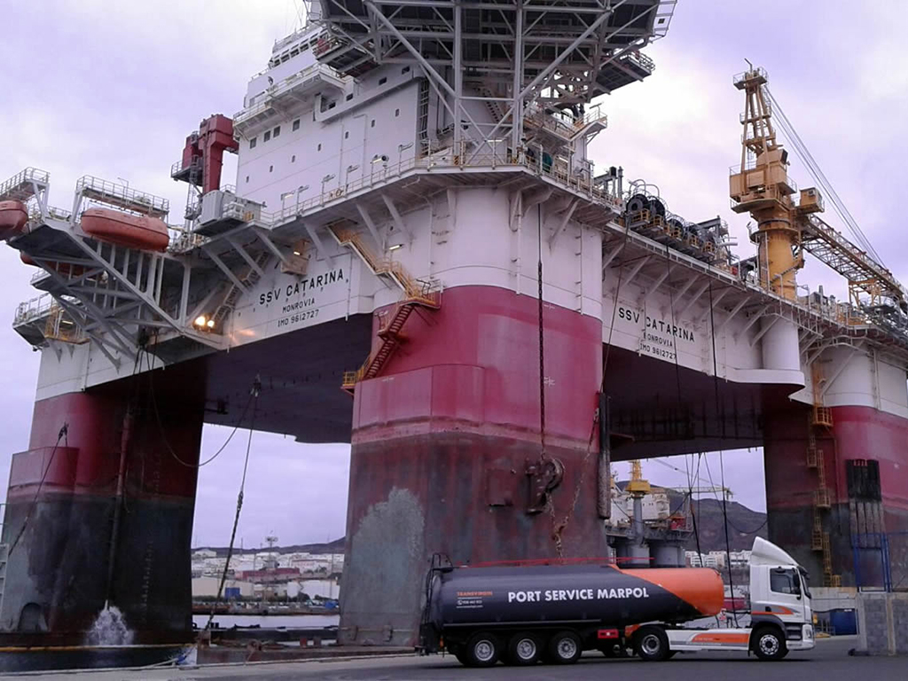 Uno de los vehículos de nuestra flota realizando trabajos de MARPOL y Debunkering