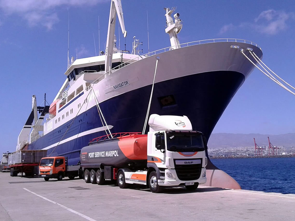 Uno de los vehículos de nuestra flota realizando trabajos de MARPOL y Debunkering
