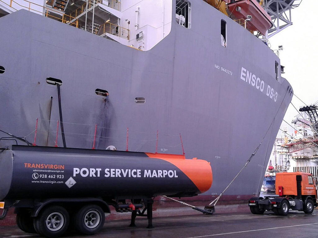 Uno de los vehículos de nuestra flota realizando trabajos de MARPOL y Debunkering