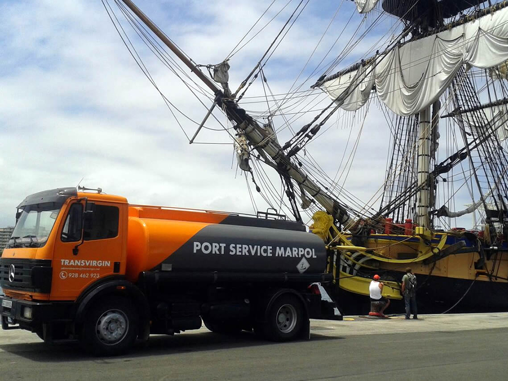 Uno de los vehículos de nuestra flota realizando trabajos de MARPOL y Debunkering