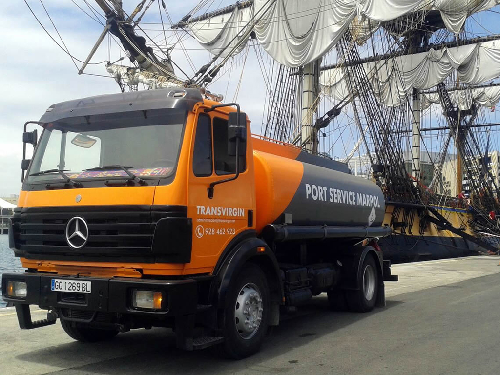 Uno de los vehículos de nuestra flota realizando trabajos de MARPOL y Debunkering