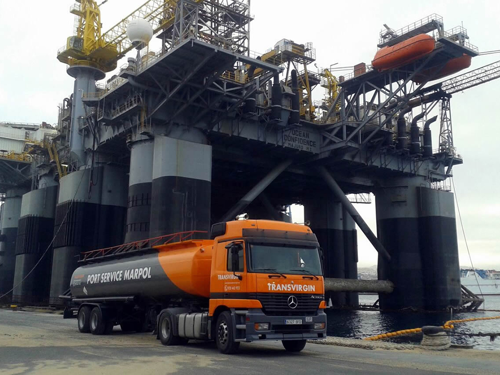 Uno de los vehículos de nuestra flota realizando trabajos de MARPOL y Debunkering