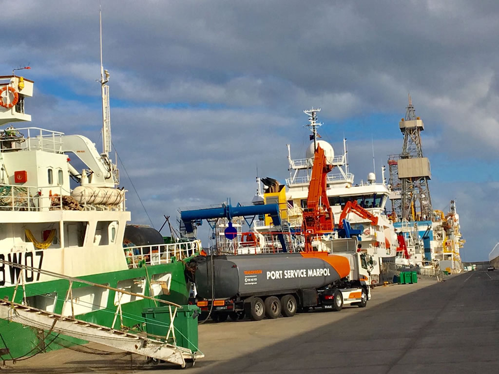 Uno de los vehículos de nuestra flota realizando trabajos de MARPOL y Debunkering